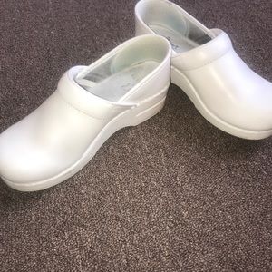 White Dansko women’s size 39!!
